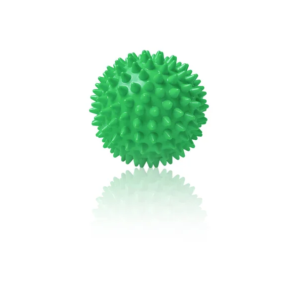 Groene plastic stekelige massage bal geïsoleerd op wit. Concept van fysiotherapie of fitness. Close-up van een kleurrijke rubberen bal voor hond tanden op een witte achtergrond. Corona virus model — Stockfoto
