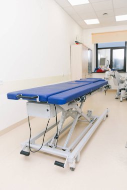 Hastane teşhis odası. Modern tıbbi teçhizat, önleyici tıp ve sağlık hizmeti kavramı. Modern hastane laboratuvarı. Tedavi odasındayım. Fizyoterapi