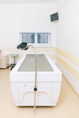 Klinik odasında masaj masası. Hastane rehabilitasyon merkezi. Modern tıbbi ekipman, önleyici tıp konsepti. Modern hastane laboratuvarı. Tedavi odasındayım. Fizyoterapi