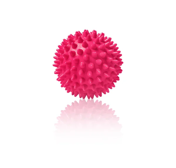 핑크 플라스틱 가시 마사지 공 이 흰색으로 분리되어 있습니다. 물리 치료나 건강 관리에 대한 개념. 하얀 배경에 있는 개 이빨을 위한 화려 한 고무공을 감는다. 코로나 바이러스 모델 — 스톡 사진
