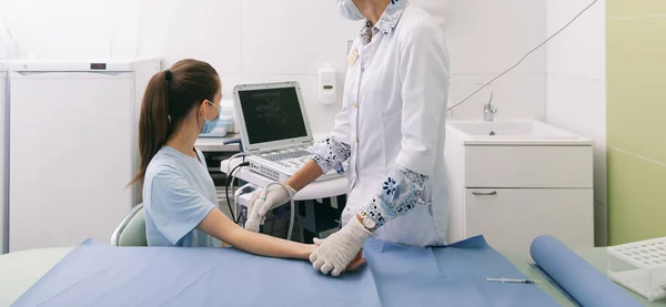 Лікар робить ультразвук на руці крупним планом. Доктор демонструє результати ультразвуку пацієнту. Медичне ультразвукове сканування. Програма реабілітації для релаксації м'язів — стокове фото