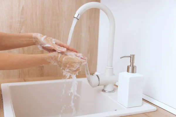 Hände waschen unter dem fließenden Wasserhahn. Hygienekonzept Hand Detail. Händewaschen mit Seife zur Vorbeugung des Coronavirus, Hygiene gegen die Ausbreitung des Coronavirus im oder im öffentlichen Waschraum — Stockfoto