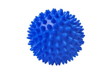 Beyaza izole edilmiş mavi plastik dikenli masaj topu. Fizyoterapi ya da uygunluk kavramı. Beyaz arkaplandaki köpek dişleri için renkli lastik topun yakın çekimi. Corona virüs modeli