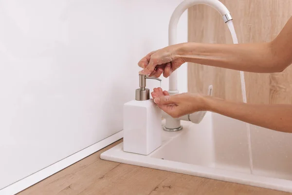 Hände waschen unter dem fließenden Wasserhahn. Hygienekonzept Hand Detail. Händewaschen mit Seife zur Vorbeugung des Coronavirus, Hygiene gegen die Ausbreitung des Coronavirus im oder im öffentlichen Waschraum — Stockfoto