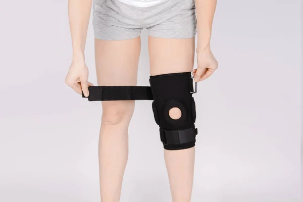 Knie Support Brace op been geïsoleerd op witte achtergrond. Elastische orthopedische orthose. Anatomische beugels voor kniefixatie, blessures en pijn. Beschermende knie gewrichtsband mouw. Trauma, rehabilitatie — Stockfoto