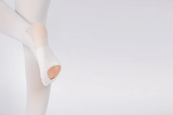 Calze antiemboliche a compressione per interventi chirurgici isolate su bianco. Calze bianche mediche, collant per vene varicose e terapia venosa. Tubo deterrente trombo embolico o calze anti-embolia — Foto Stock
