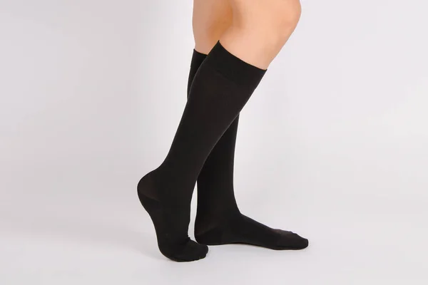 Varisli damarlar ve venouse terapisi için tıbbi sıkıştırma çorapları. Sıkıştırma çoraphanesi. Beyaz arka planda izole edilmiş spor çorapları. Siyah çoraplar reklam, marka ve tasarım için modellenir. — Stok fotoğraf