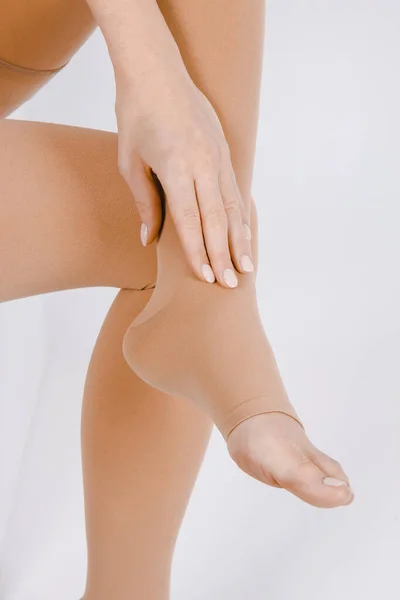 Manguera de compresión. Medias de compresión médica y medias para venas varicosas y terapia venosa. Calcetines para hombre y mujer. Tejidos de compresión clínica. Mallas de maternidad confort para mujeres embarazadas — Foto de Stock