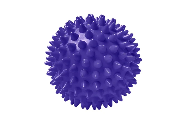 Bola de masaje espinosa de plástico púrpura aislada en blanco. Concepto de fisioterapia o fitness. Primer plano de una bola de goma colorida para dientes de perro sobre un fondo de color blanco. Modelo de virus Corona —  Fotos de Stock