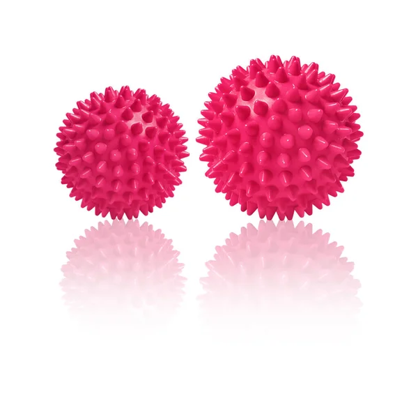 Dos bolas de masaje espinosas rosadas aisladas en blanco. Concepto de fisioterapia o fitness. Primer plano de una bola de goma colorida para dientes de perro sobre un fondo de color blanco. Modelo de virus Corona. Copo de nieve —  Fotos de Stock