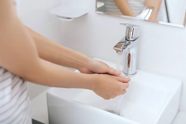 Lavarse las manos bajo el grifo de agua corriente. Concepto de higiene detalle de la mano. Lavarse las manos frotándose con jabón para prevenir el virus de la corona, higiene para dejar de propagar el virus de la corona en el baño público — Foto de Stock