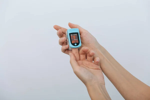하얀 손에 의사의 손을 분리 한 채로 맥박 산화제를 실시 한다. 산소 포화도, 맥박, 산소 레벨을 측정하고. 사람들의 산소 포화도를 측정하기 위한 휴대용 디지털 장치의 개념 — 스톡 사진