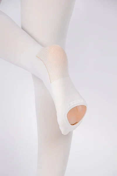 Beyazda izole edilmiş ameliyat için anti-embolik sıkıştırma çoraphanesi. Tıbbi beyaz çoraplar, varisli damarlar için tayt ve venouse terapisi. Trombo ambolik caydırıcı hortum ya da embolizm önleyici çorap — Stok fotoğraf