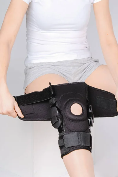 Knee Support Brace on leg isolated on white background. 탄력적 인 정형 외과. 무릎 고정, 부상, 고통에 대한 해부학적 교정. 무릎 관절 붕대를 보호하고. 외상, 재활 — 스톡 사진