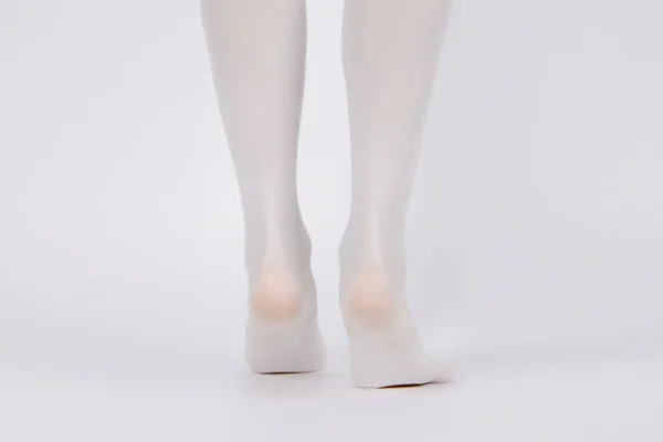 Anti-embólica Compressão Hosiery para cirurgia isolada em branco. Meias brancas médicas, collants para varizes e terapia de venouse. Mangueira de dissuasão tromboembólica ou meias anti-embolia — Fotografia de Stock