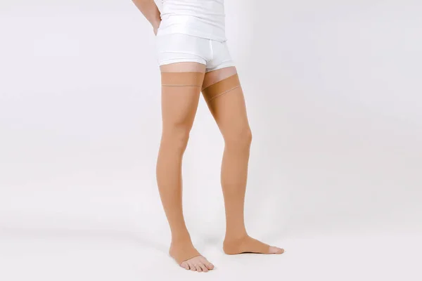 Sıkıştırma çoraphanesi. Varisli damarlar ve venouse terapisi için tıbbi sıkıştırma çorapları ve taytlar. Kadın ve erkek çorapları. Klinik sıkıştırma örgüleri. Hamile kadınlar için konfor külotlu çorabı — Stok fotoğraf