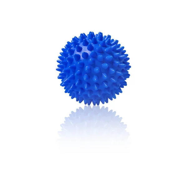 Blauwe plastic stekelige massagebal geïsoleerd op wit. Concept van fysiotherapie of fitness. Close-up van een kleurrijke rubberen bal voor hond tanden op een witte achtergrond. Corona virus model — Stockfoto