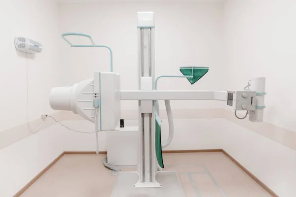 Hastane Radyoloji Odası. Modern hastanenin röntgen bölümü. Tıbbi ekipman. Florografi için tarama makinesi. Teknisyen röntgen cihazını ayarlıyor. Modern klinikte göğüs, kalp ve akciğerler taranıyor. — Stok fotoğraf