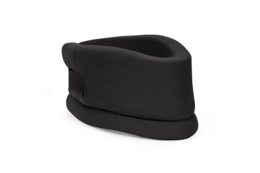 Boyundaki bej ortopedik tasma beyaz arka planda izole edilmiş. Tıbbi destek boyunluğu. Servikal burkulma ve terapi kavramı. Travmatik kafa ve boyun yaralanmaları. Takıntı. Omurga kırığı