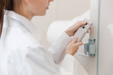 Hastane Radyoloji Odası. Xray florografi cihazı uzaktan kumandası. Doktor radyoloji uzmanı röntgen cihazını radyografi için ayarlıyor. Tıbbi ekipman. Klinikte göğüs, kalp veya akciğer taraması yapılıyor