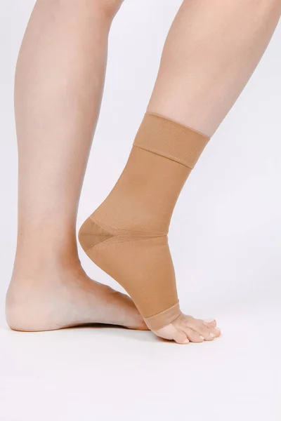 Ορθοπεδικός αστράγαλος. Ιατρικός επίδεσμος αστραγάλου. Ιατρική Ankle Support Strap Ρυθμιζόμενη Wrap Bandage Brace πόδι ανακούφιση του πόνου Αθλητισμός. Πόδι Brace απομονώνονται σε λευκό φόντο. Ορθώσεις από τον αστράγαλο τραύματος. Τραυματισμός — Φωτογραφία Αρχείου