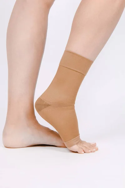 Orthopedische enkelband. Medische enkelband. Medische Enkel Ondersteuning Band Verstelbare Wrap Bandage Brace voet pijnstiller Sport. Leg Brace geïsoleerd op witte achtergrond. Trauma Enkelorthese. Letsel — Stockfoto