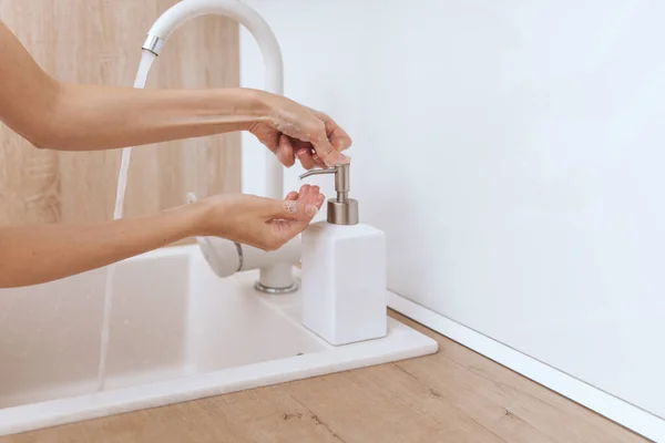 流れる水の下で手を洗う。衛生コンセプトの手の詳細。手を洗うには、コロナウイルスの予防、コロナウイルスの拡散を停止する衛生、または公共の洗面所の石鹸でこすり — ストック写真