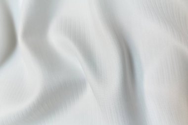 Beyaz buruşuk ya da dalgalı kumaş arkaplan. Soyut keten kumaş yumuşak dalgalar. İpek atlası ya da streç Jacquard. Pürüzsüz lüks kumaş dokusu. Pankart veya reklam kavramı