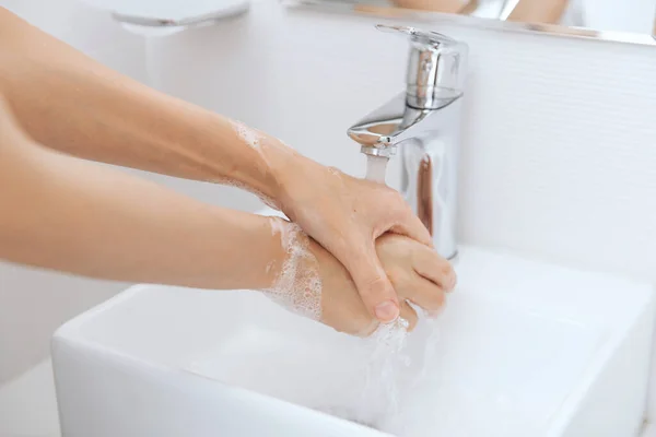 Hände waschen unter dem fließenden Wasserhahn. Hygienekonzept Hand Detail. Händewaschen mit Seife zur Vorbeugung des Coronavirus, Hygiene gegen die Ausbreitung des Coronavirus im oder im öffentlichen Waschraum — Stockfoto