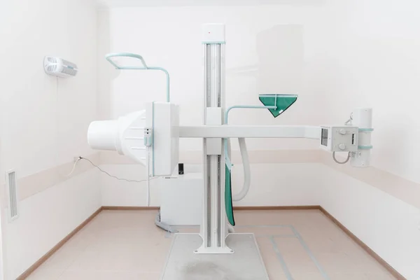 Hastane Radyoloji Odası. Modern hastanenin röntgen bölümü. Tıbbi ekipman. Florografi için tarama makinesi. Teknisyen röntgen cihazını ayarlıyor. Modern klinikte göğüs, kalp ve akciğerler taranıyor. — Stok fotoğraf
