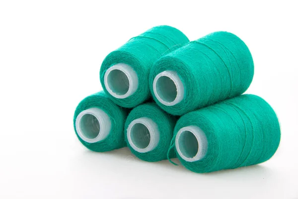 Carretel verde de fio isolado no fundo branco. Espinho de fios de lã. Fio para tricotar. Materiais para máquina de costura. Bobina — Fotografia de Stock