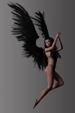 Büyük, güzel kanatları olan kara dişi bir melek. Seksi siyah iç çamaşırlı esmer.