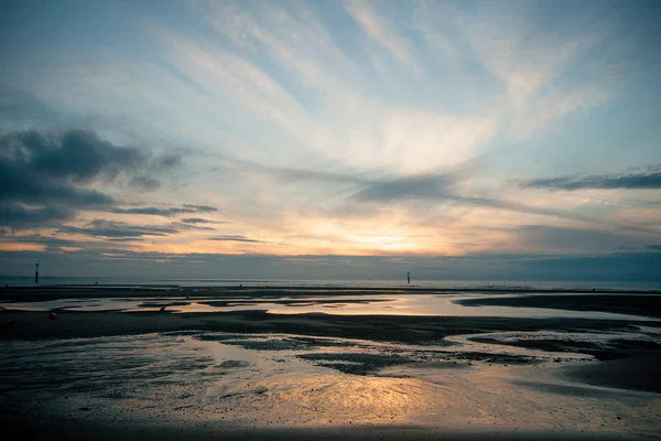 Dawn himlen vid stranden — Stockfoto