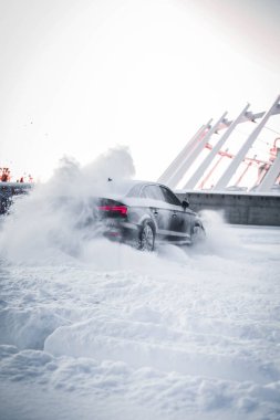 Audi S3 Quattro karda sürükleniyor