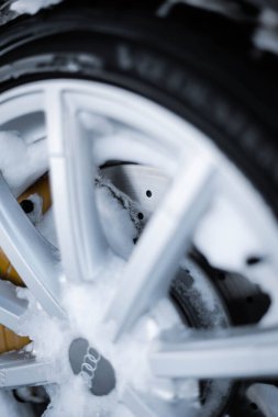 Audi S3 Quattro karda sürükleniyor