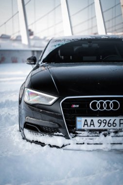 Audi S3 Quattro karda sürükleniyor