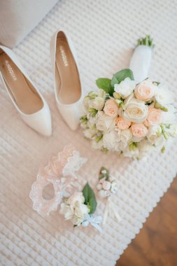 Yeni evlilerin şenlikli düğün günü