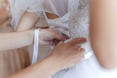 Yeni evlilerin şenlikli düğün günü