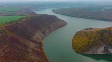 Zalishchyki Yarımadası. Dinyester 'de, Podillia, Bukovyna ve Halychyna olmak üzere üç bölgenin sınırında yer alan bir şehir. Ukrayna