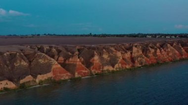 Stanislavsky uçurumları. Bozkırda, Dnipro-Buzka nehrinin kıyısında 40 metrelik uçurumlar var. Scriabin 'in 