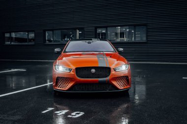 Kyiv, Ukrayna - 20.12.2020: Jaguar XE SV Projesi 8