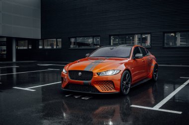 Kyiv, Ukrayna - 20.12.2020: Jaguar XE SV Projesi 8