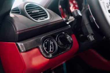 Kyiv, Ukrayna - 20.12.2020: Porsche 718 Cayman