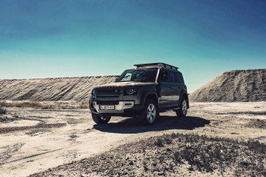 Kyiv, Ukrayna - 20.12.2020: Range Rover Defender