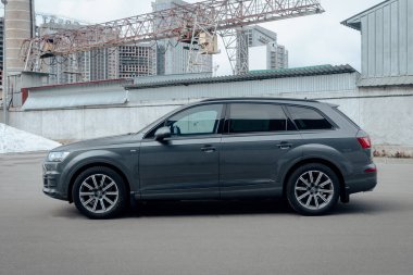 Kyiv, Ukrayna - 08.13.2021: Audi Q7 S-Line