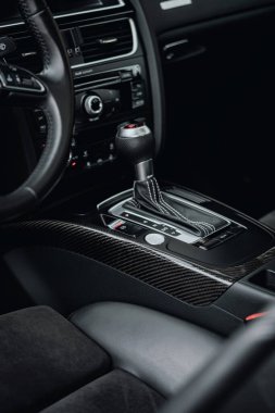 Kyiv, Ukrayna - 08.13.2021: Audi A5 Karbon İç mimarisi