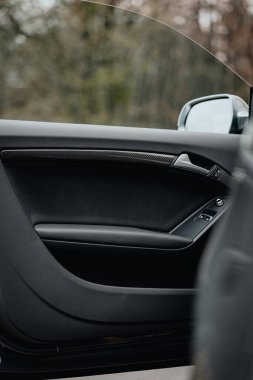Kyiv, Ukrayna - 08.13.2021: Audi A5 Karbon İç mimarisi