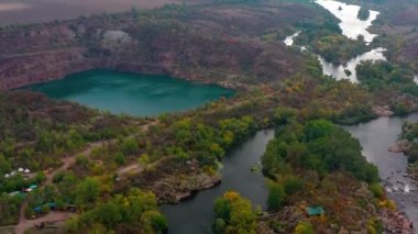 Oleshna 'da mavi göller. Eski bir çömlekçilik merkezi, taş ocaklarının temiz suyu olan bir göl kompleksine dönüştüğü yer..