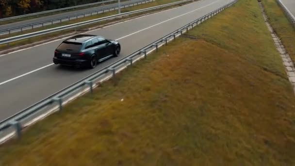 Κίεβο Ουκρανία 2022 Audi Rs6 Οδήγηση Κατά Μήκος Ενός Δασικού — Αρχείο Βίντεο