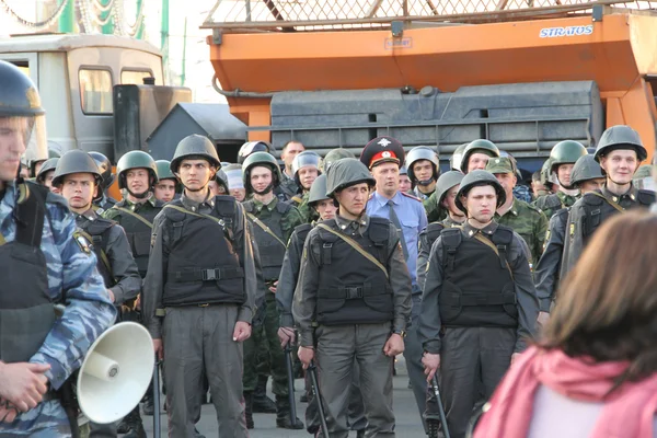 Unknown policemen on shares of Russian opposition for fair elections — Stock Photo, Image